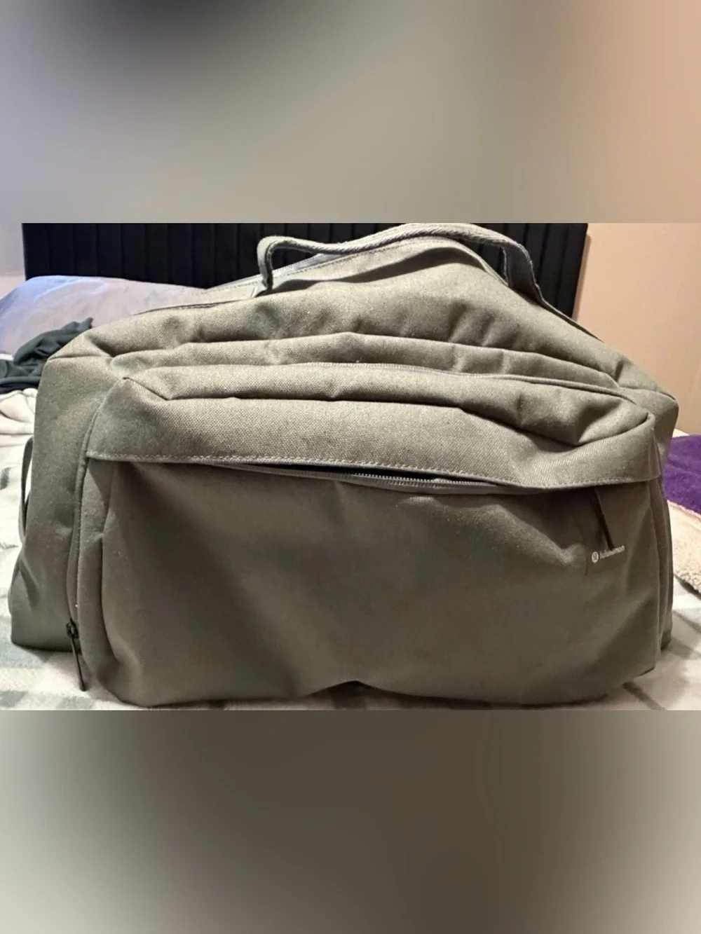 green lululemon duffle bag 3-in-1 Gym 30L Pack this duffle with sweat essentials and use the removable shoulder strap to carry your yoga mat or as a stretching strap. Lululemon On My Level Barrel